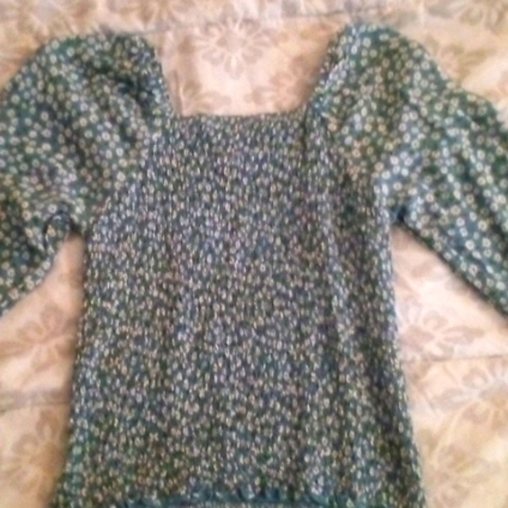 Art class blouses green white flowers size (10/12)
